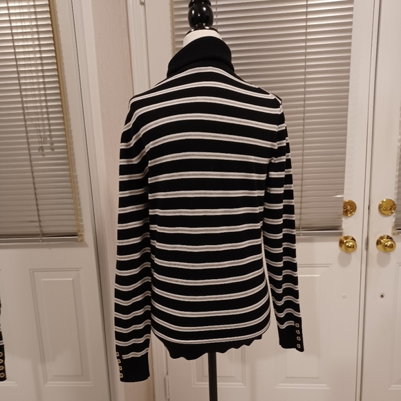 4/$80 Tommy Hilfiger Turtleneck - Size Small - Picture 4 of 9